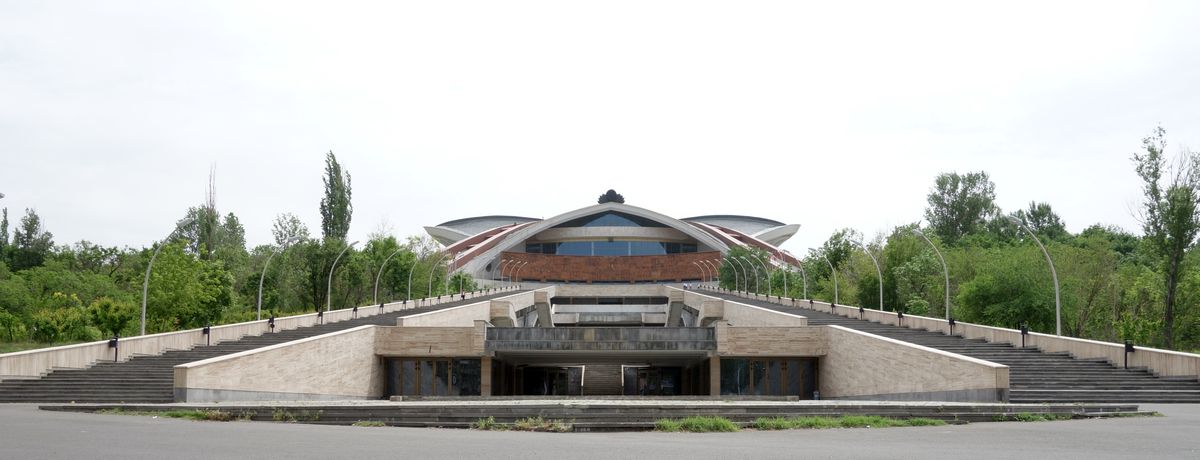 Blick hoch zum Konferenzgebäude des Genozide Museums