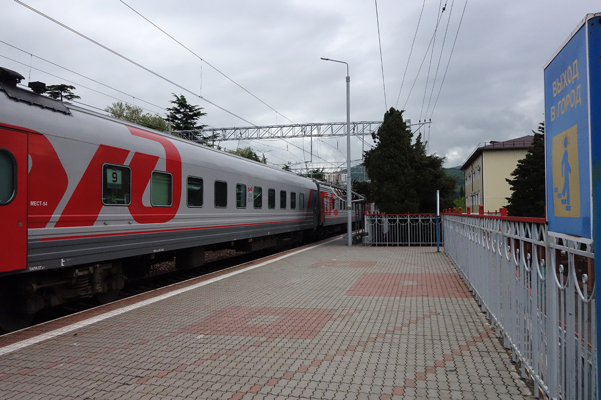 Bahnsteig und Hightech-Zug und kurz vor Sochi